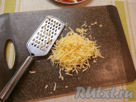 Сыр натереть на средней тёрке.
