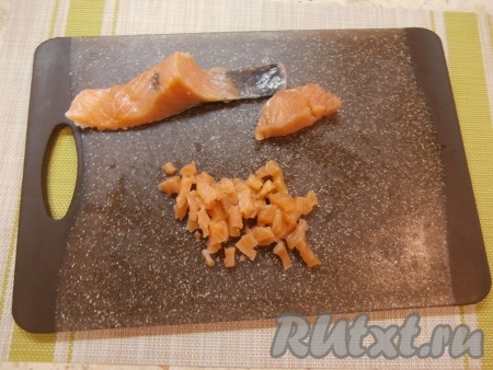 Яйцо сварить заранее (на варку после закипания воды потребуется минут 8-10), затем остудить, залив холодной водой, и очистить. Слабосолёную красную рыбу очистить от шкурки и косточек, если они есть. Нарезать рыбку на небольшие кусочки.