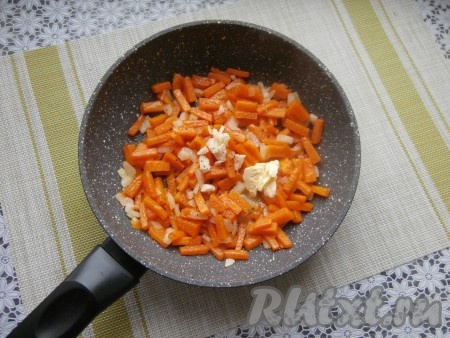 Обжаривать тыкву с луком на огне чуть ниже среднего, помешивая, минут 6-10 (продолжительность обжаривания зависит от сорта тыквы, она должна стать достаточно мягкой, но при этой брусочки должны очень хорошо держать форму). У меня тыква была готова уже через 7 минут. Далее тыкву посолить, поперчить, добавить измельчённый ножом чеснок и кусочек сливочного масла.