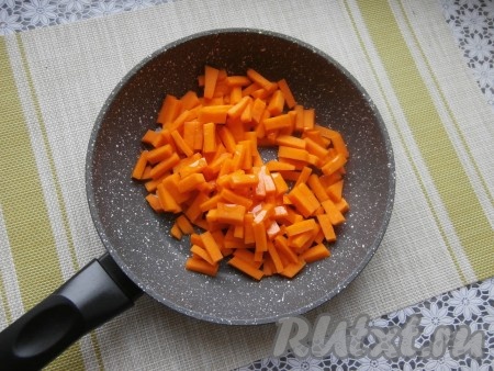 150 грамм тыквы, очищенной от семечек и кожуры, нарезать на небольшие брусочки, переложить в сковороду, разогретую с 1 столовой ложкой растительного масла.