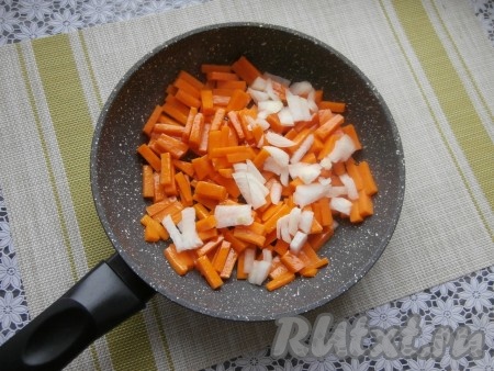 Обжарить тыкву в течение 3-4 минут, затем выложить очищенный и достаточно мелко нарезанный лук.