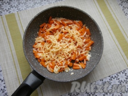 Хорошенько перемешать, по желанию, сверху посыпать блюдо натёртым сыром.