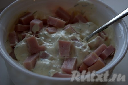 В миску с получившейся сметанно-чесночной массой добавить нарезанную ветчину, хорошо перемешать.