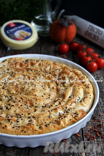 Готовый пирог слегка остудить, а затем нарезать на кусочки. Уверена, сочетание хрустящего теста фило и нежной начинки из творога и сыра многим придётся по вкусу!