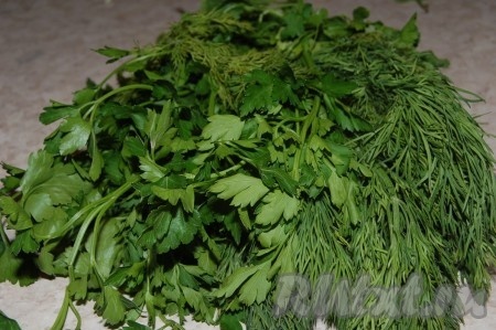 Приготовить зелень. Вымыть ее и тщательно высушить.