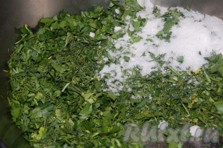 Нарезать ее мелкими кусочками. Добавить соль.