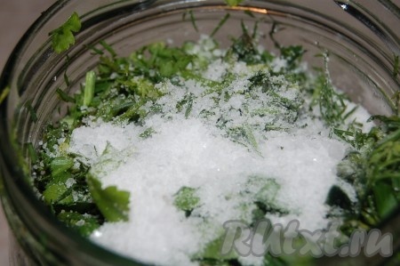 Сверху насыпать слой соли. Со временем содержимое банки может дать сок, но на качестве блюд это никак не отразится. Свежая зелень с солью и зимой, и поздней осенью у вас всегда будет под рукой.
