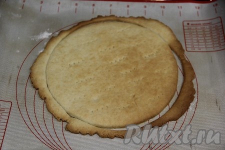 Выпекать коржи в разогретой духовке, примерно, 10-15 минут (до лёгкого зарумянивания) при температуре 200 градусов.