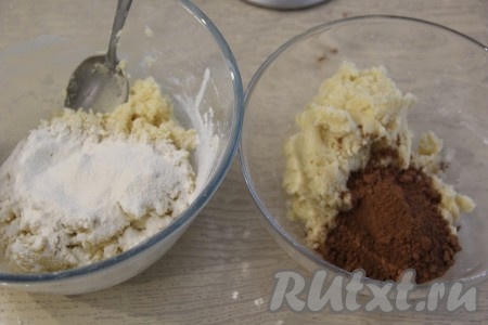 Тесто получится липким. Разделить его на две равные части (я для этого использовала весы). В одну часть добавить 30 грамм какао, а в другую - 30 грамм муки.