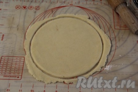 Каждый из двух видов теста разделить на 2 или 4 равные части. Я разделила белое тесто на 4 части и коричневое тесто на 4 части - так тортик, состоящий из 8 коржей, получится высоким. Если разделить каждый вид теста на 2 части, тогда торт, состоящий из 4 коржей, получится не таким высоким. Каждую часть теста раскатать в круг на слегка присыпанном мукой пергаменте (или на силиконовом коврике), на котором будете выпекать. Обрезать края раскатанного теста, приложив подходящую по диаметру тарелку (я взяла тарелку диаметром 18 см). Остатки теста не убирать, а выпекать вместе с коржом (остатки понадобятся в конце для посыпки готового торта). Хочу обратить внимание, что если будете делить тесто не на 4 части (как сделала я), а на 2 части, тогда раскатывайте их до диаметра 25 см. Перед выпечкой с помощью вилки наколоть всю поверхность раскатанного теста.