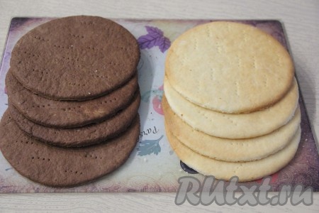 Готовые коржи полностью остудить. Всего у нас получится 8 коржей (4 тёмных и 4 светлых) плюс испечённые остатки теста.