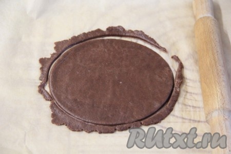 Таким же образом приготовить коричневые коржи.