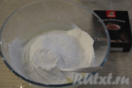 В получившуюся массу всыпать разрыхлитель и 400 грамм муки, перемешать тесто ложкой.