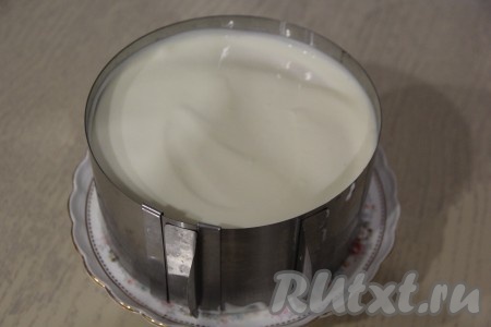 Затем хорошо промазать бока и верх торта. Поместить торт в кольцо (или в бортики съёмной формы). Таким образом торт получится с ровными краями и хорошо пропитается. Поставить торт в холодильник минимум на 10-12 часов.