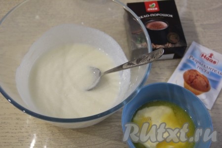 Отдельно в микроволновке (или на водяной бане) растопить сливочное масло (полностью до жидкого состояния можно не растапливать). 