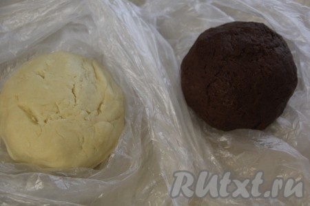 Руками вымесить мягкое и нежное тесто. Поместить два вида теста в пакеты и убрать в холодильник на пару часов.