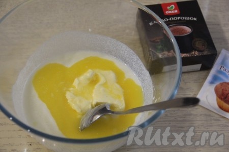 Влить тёплое растопленное масло в смесь сметаны и сахара, перемешать ложкой.