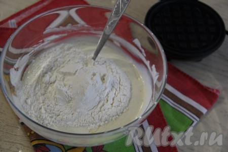Всыпать в миску муку и разрыхлитель.
