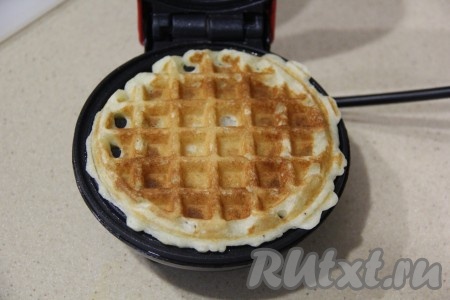 Выпекать творожно-банановую вафлю до золотистого цвета, затем переложить на тарелку. Таким образом испечь в вафельнице все вафли из оставшегося теста.