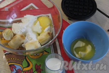 К творогу и банану добавить сахар и яйцо.