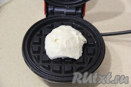 Вафельницу хорошо разогреть и выложить 1 столовую ложку теста. Плотно закрыть крышку.