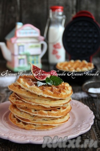 Мягкие, нежные творожно-банановые вафли подать к столу тёплыми.