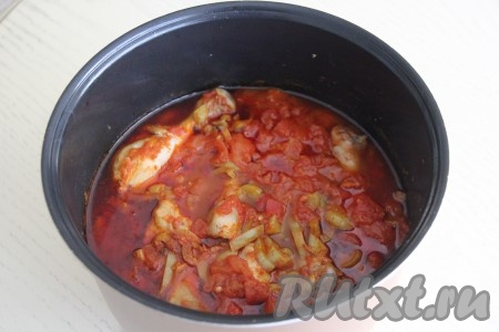 По сигналу открыть крышку мультиварки, добавить рубленную зелень, перемешать и дать настояться под крышкой минут 5.