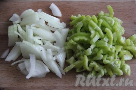 Пока курочка жарится в мультиварке, очистить лук и нарезать его на полукольца (или четверть кольца). Болгарский перец вымыть, удалить плодоножку и нарезать на полоски.