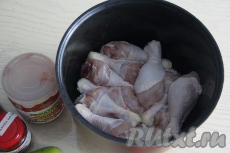 В чашу мультиварки влить немного растительного масла и выложить куриные ножки (или другие части курочки). Включить режим "Жарка".