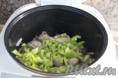 В чашу мультиварки поверх курицы с луком выложить болгарский перец.