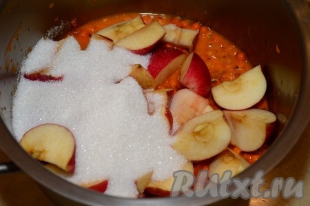 Всыпать сахар. Компот получается в меру сладкий. Если любите очень сладкие компоты, то увеличьте количество сахара и наоборот, если нравятся не очень сладкие напитки, то количество сахара можете уменьшить. Можно вначале всыпать 150 грамм сахара, а в конце варки добавить сахар по вкусу. Для своей семьи я добавляю 200 грамм сахара, ведь облепиха достаточно кислая, а яблоки я предпочитаю брать сладкие.