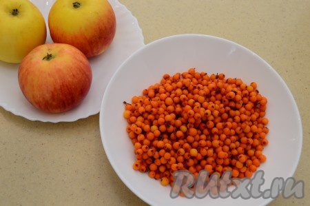 Ягоды облепихи перебрать, удалив листочки и веточки, тщательно промыть водой (удобно выкладывать облепиху в сито и промывать, одновременно давая слиться лишней жидкости). Если планируете варить компот с замороженными ягодами, предварительно немного разморозьте их (размораживать нужно для того, чтобы в ягодки в дальнейшем было удобно разминать токушкой). Яблоки промыть под проточной водой.