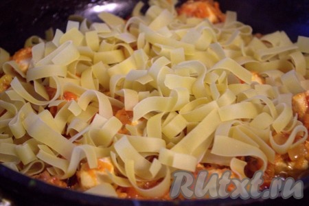 Затем в сковороду добавить лапшу, влить 200-300 мл кипящей воды (чем больше воды вы добавите, тем менее густым получится лагман), перемешать.