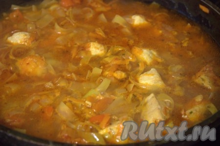 Варить лагман с курицей и картошкой до готовности лапши под прикрытой крышкой. У меня лапша была готова через 7 минут (точное время варки смотрите на упаковке макаронных изделий, которые вы используете).