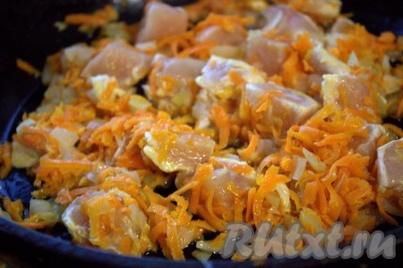 Затем добавить в сковороду к обжаренным овощам нарезанное куриное филе, перемешать и обжарить овощи с мясом 5-7 минут, помешивая.