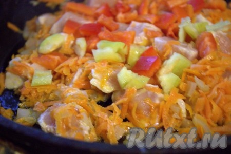 Затем слегка посолить, добавить в сковороду очищенный и нарезанный произвольно болгарский перец (я нарезала небольшими кубиками), хорошо перемешать.