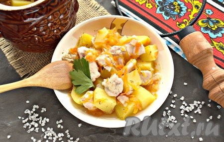 Сочную тушёную курицу с нежнейшими кусочками картошки достаём из духовки и подаём к столу или в горшочке, или перекладываем на тарелку. 