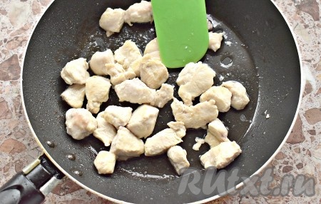 В сковороде разогреваем растительное масло. Перекладываем на сковороду нарезанные кусочки курицы и обжариваем, периодически перемешивая, 5 минут на среднем огне. Кусочки должны покрыться лёгкой румяной корочкой.
