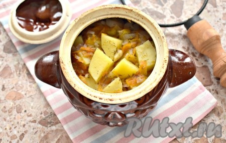 Ставим горшочек в разогретую до 200 градусов духовку на 45 минут. Картошка за время приготовления должна стать мягким. Время может варьироваться в зависимости от сорта картофеля и свойств вашей духовки.