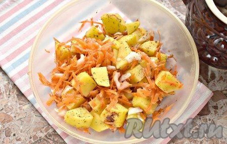 Перемешиваем картофель с овощами и специями.