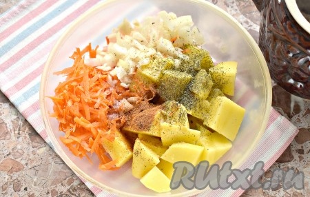 Очищаем картофель, лук и морковь. Картошины нарезаем на средние кубики, лук - на мелкие кубики. Морковь натираем на тёрке. Складываем картошку, морковку и лук в миску, солим по вкусу, приправляем паприкой и молотым чёрным перцем, посыпаем сушёным укропом.