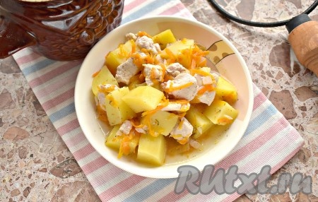 Сочную тушёную курицу с нежнейшими кусочками картошки достаём из духовки и подаём к столу или в горшочке, или перекладываем на тарелку. 
