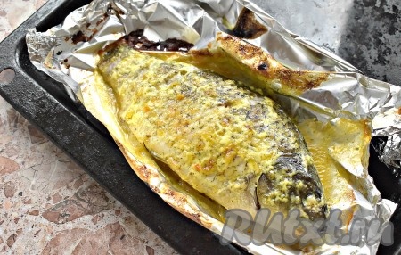 Отправляем противень с карасём в майонезе в фольге в разогретую до 190 градусов духовку на 20 минут. Когда это время выйдет, разворачиваем фольгу и снова возвращаем рыбу в духовку ещё на 10 минут для подрумянивания. У запечённого карася появится румяная корочка.