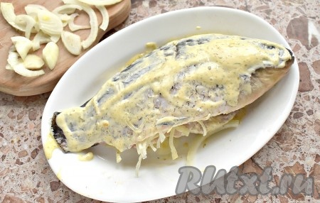 Брюшко рыбки наполняем полукольцами лука.