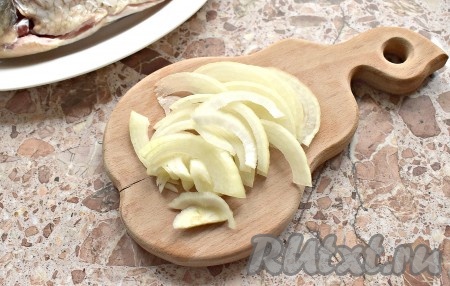 Лук очищаем и нарезаем полукольцами.