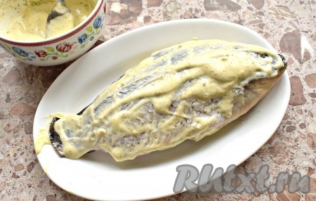 Получившимся соусом из майонеза смазываем карася и внутри, и снаружи с обеих сторон.