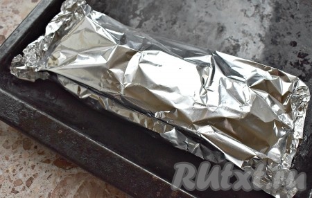 «Запаковываем» карася в фольгу так, чтобы верхняя часть фольги не соприкасалась с поверхностью рыбки.