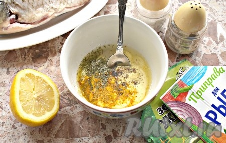 Для приготовления соуса смешиваем в миске достаточно жирный майонез, лимонный сок, сушёную зелень, приправу для рыбы, молотый перец и соль. По консистенции соус на основе майонеза должен быть однородным и тягучим.