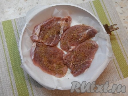 Мясо посолить и посыпать специями.