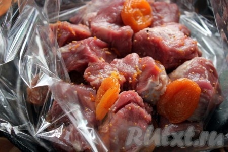 Затем свинину с курагой посолить и поместить в пакет для запекания.